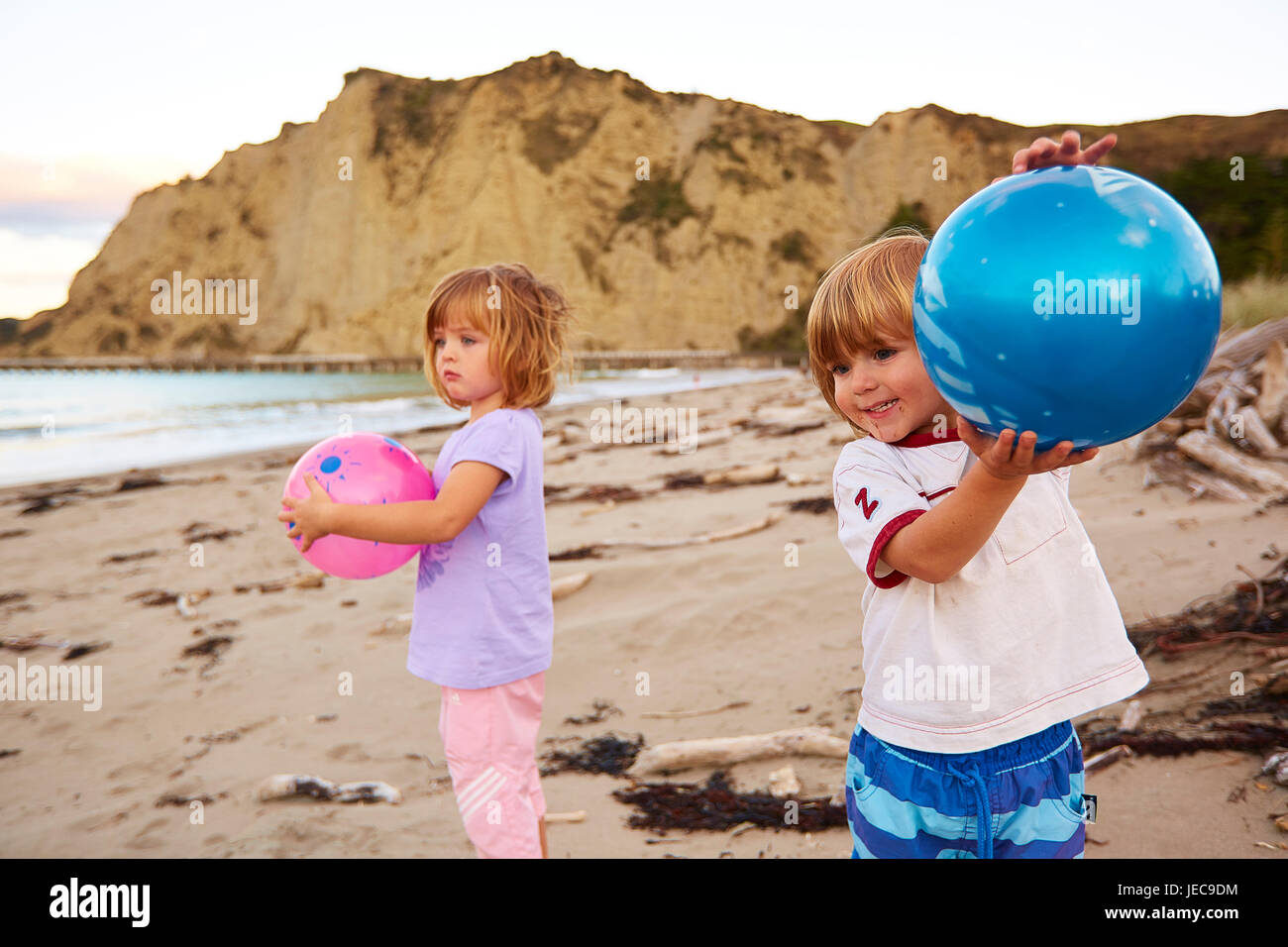 Les enfants jouant sur la plage avec des boules Tolaga Bay (Uawa : Māori) Banque D'Images