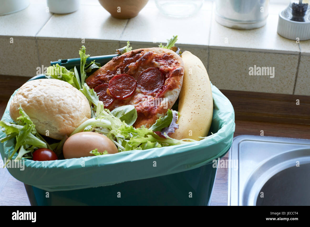 Les déchets d'aliments frais dans bac de recyclage à la maison Banque D'Images
