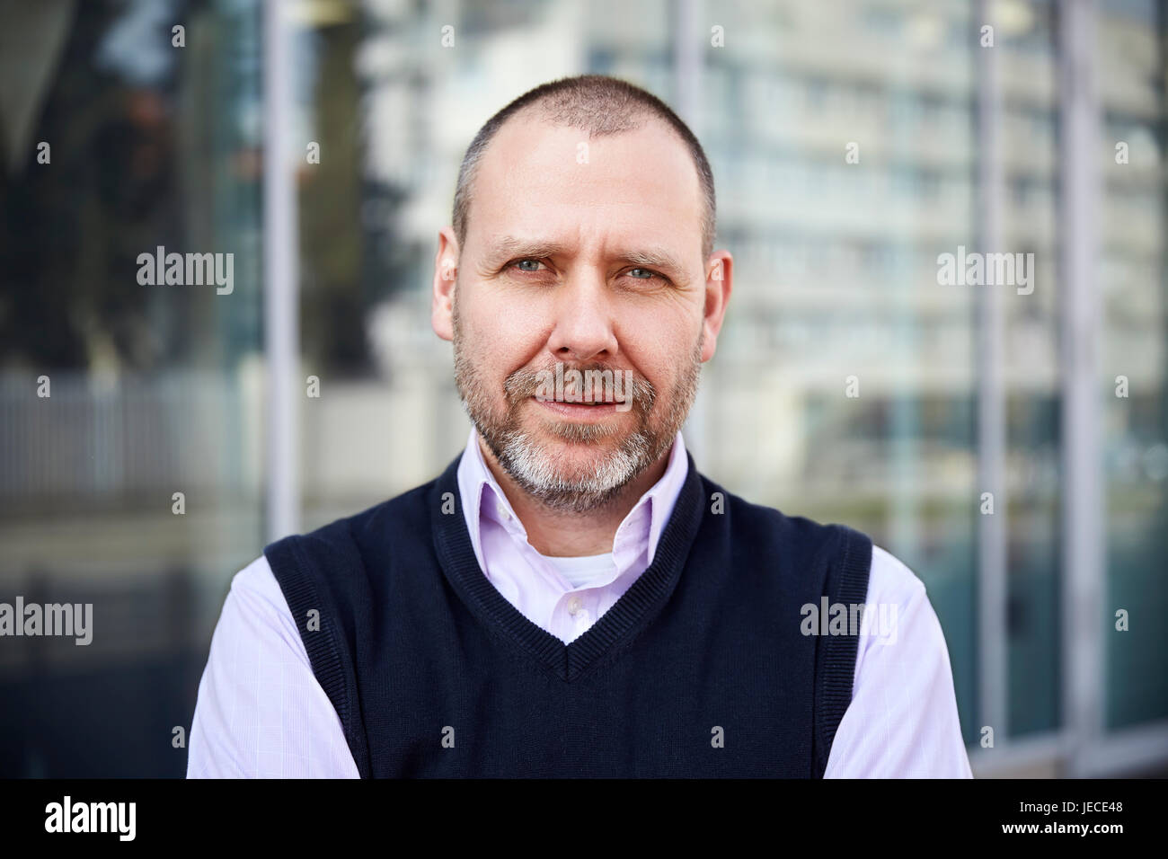 Middle aged businessman debout devant son bureau. Banque D'Images