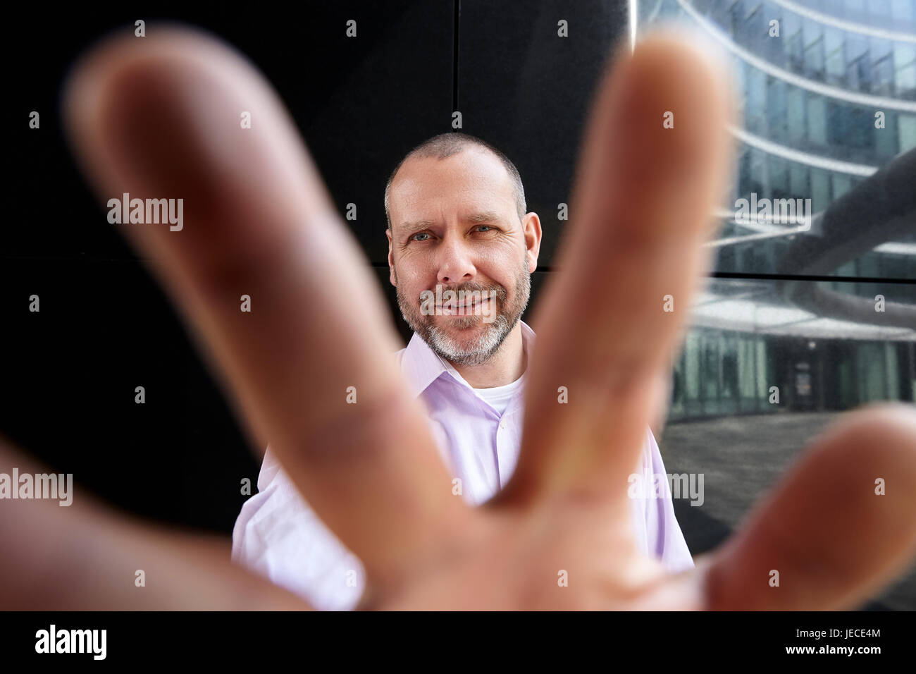 Tourné en extérieur sur l'homme d'âge moyen essaie attraper l'appareil photo. Banque D'Images