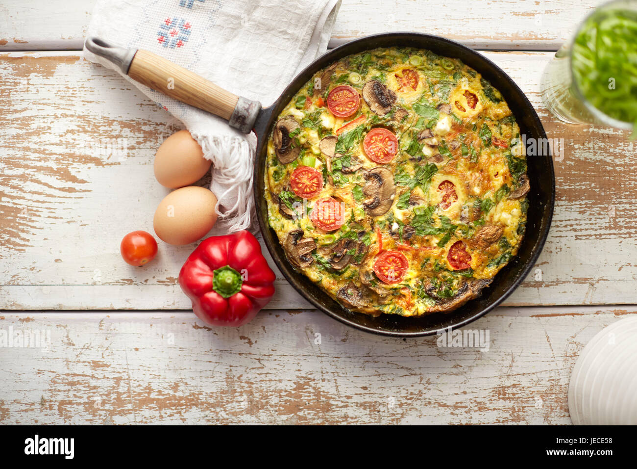 Frittata aux champignons et tomates Banque D'Images