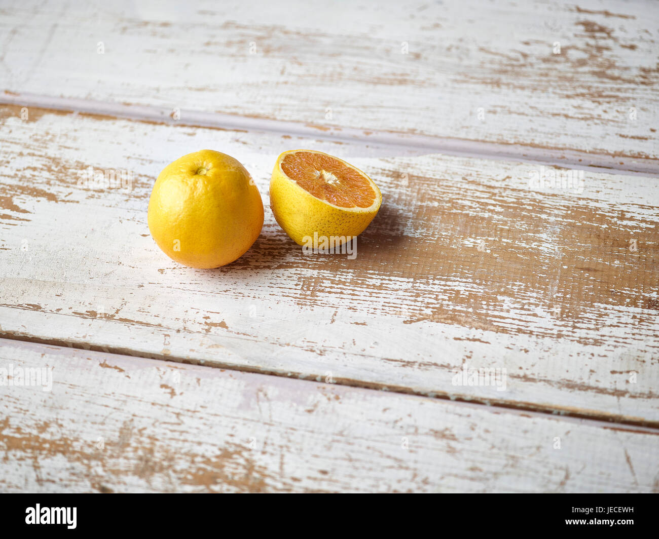 Deux citrons sur table patiné Banque D'Images