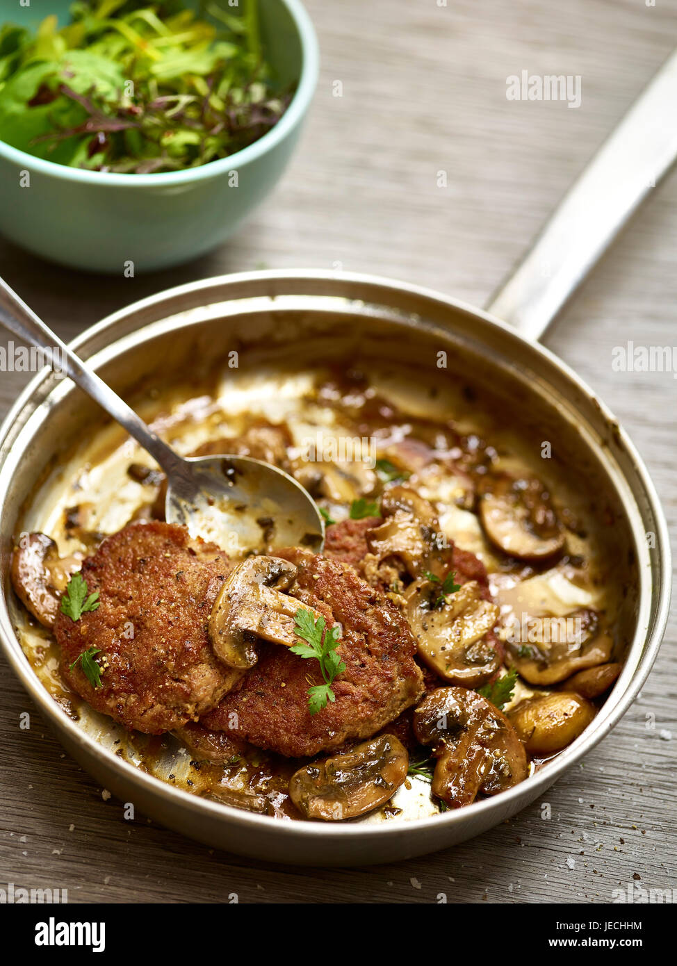 Saucisse de porc haché et de champignons cuits petit déjeuner en gril Banque D'Images