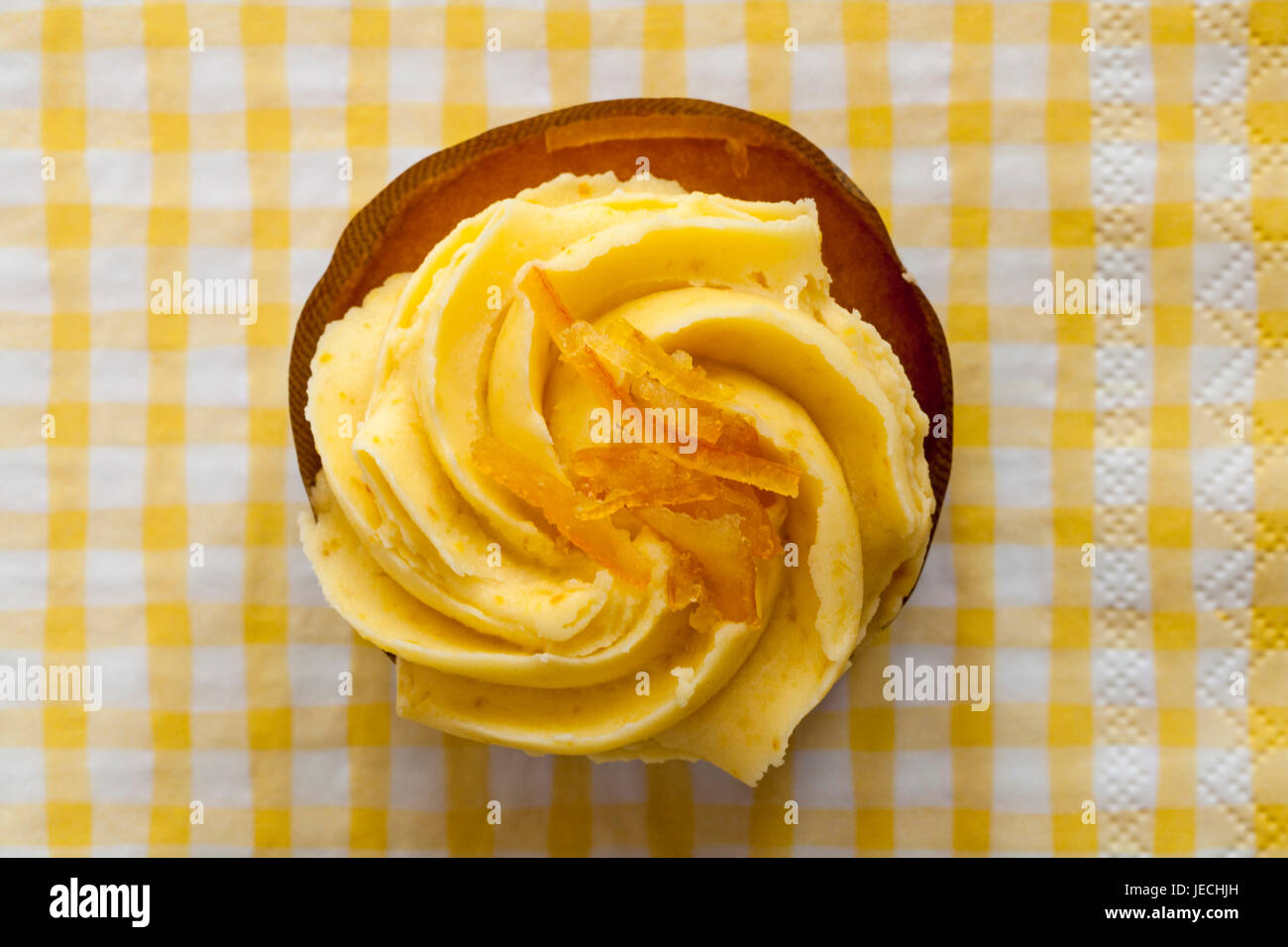 Orange Valence & amande cupcake - un zeste d'orange humide & amande cupcake avec un glaçage orange piquante et surmontée de morceaux d'orange confite Banque D'Images