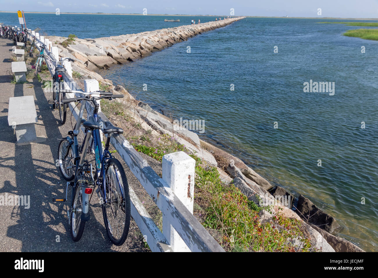 Les vélos parqués par le brise-lames à Provincetown, Cape Cod, Massachusetts. Banque D'Images