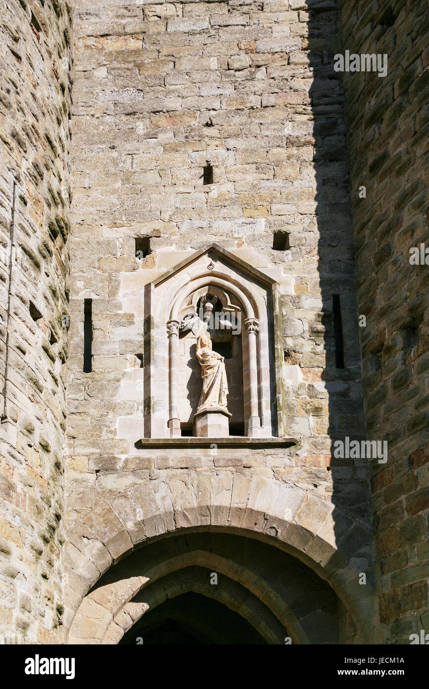 Billet d'Occitanie, France - statue de Madonna dans le mur de la basilique des Saints Nazaire et Celse (Eglise Saint-Nazaire de Carcassonne, Basilique Sain Banque D'Images