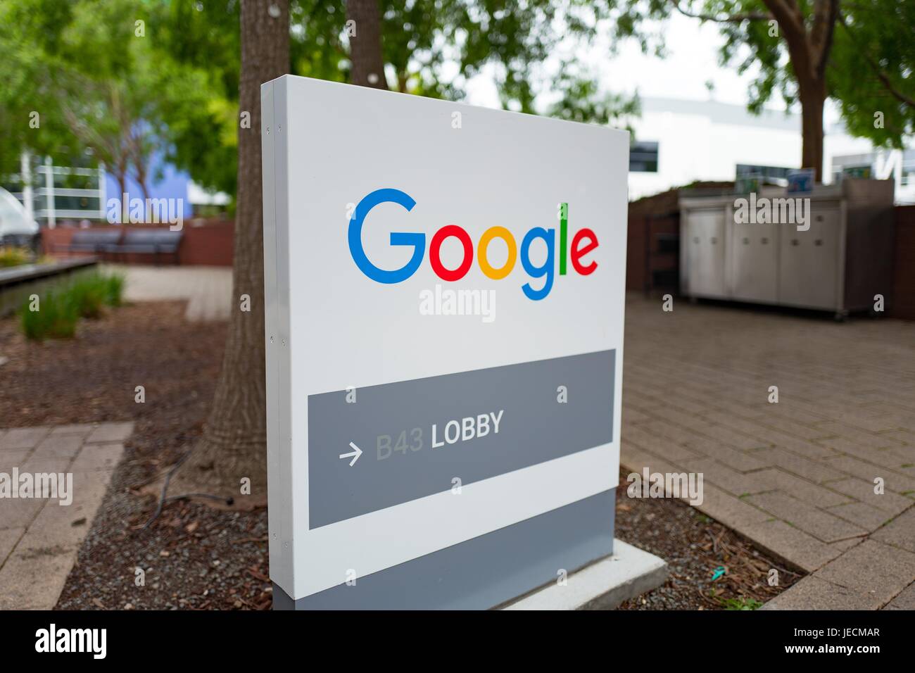 Affichage dynamique avec Google logo au Googleplex, le siège de Google Inc dans la Silicon Valley ville de Mountain View, Californie, le 7 avril 2017. Banque D'Images