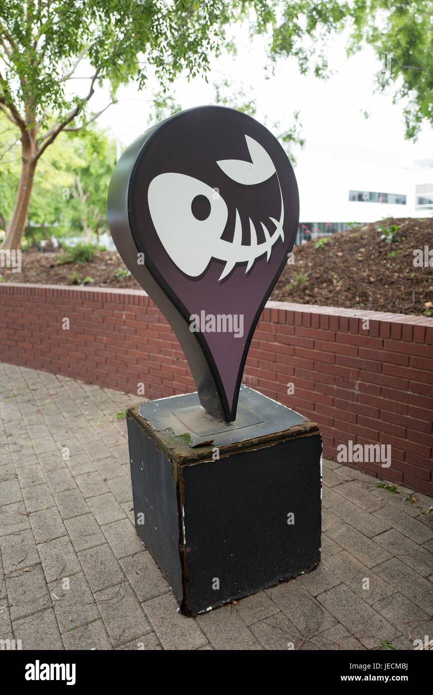 Lifesize Google Maps borne dotée d''un graphique d'un poisson mort, au Googleplex, le siège de Google Inc dans la Silicon Valley ville de Mountain View, Californie, le 7 avril 2017. Banque D'Images