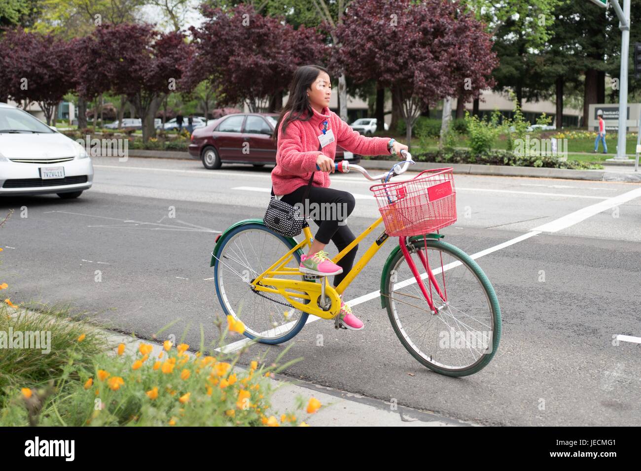 Une visiteuse à Google Inc Google coloré monte un vélo à l'Googleplex, siège de Google Inc dans la Silicon Valley ville de Mountain View, Californie, le 7 avril 2017. Banque D'Images