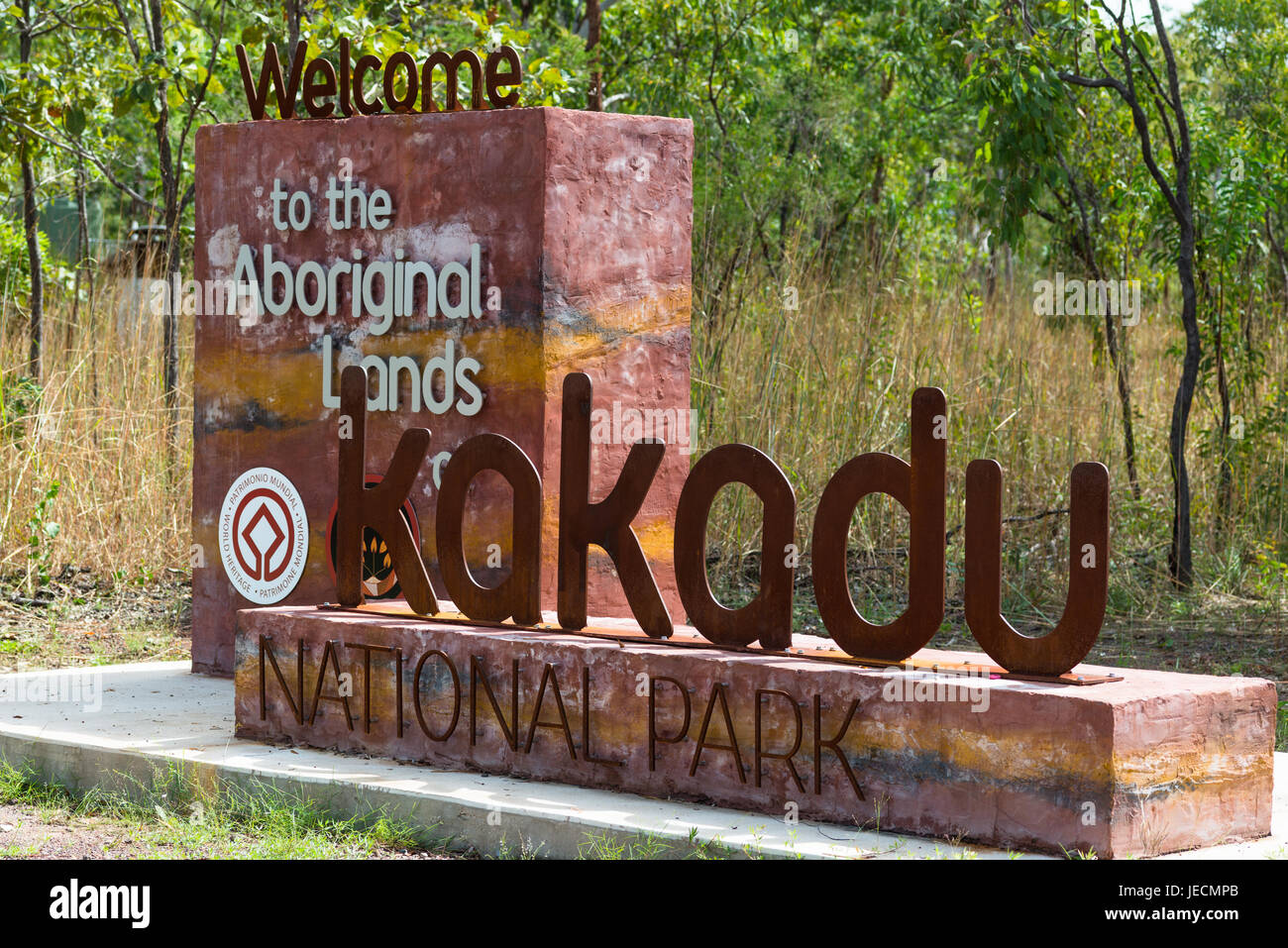 Un panneau routier à l'entrée du Parc National de Kakadu, Territoire du Nord, Australie Banque D'Images