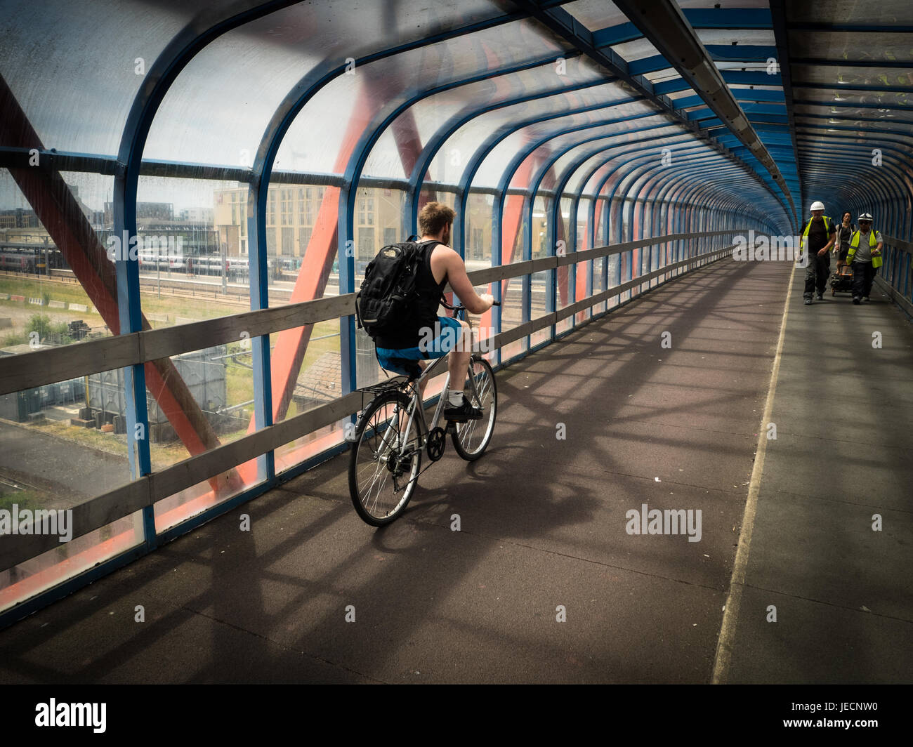 Cycling Bridge - cyclistes roulent à travers le pont, Tony Carter un cycle et passerelle piétonnière au-dessus de la principale ligne de chemin de fer à Cambridge UK Banque D'Images