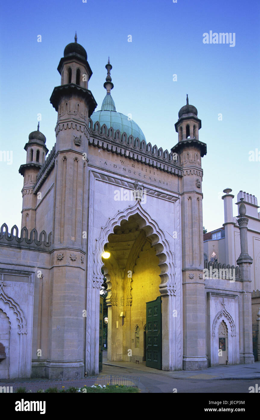 La Grande-Bretagne, l'Angleterre, Sussex, Brighton, Royal Pavilion, gate, au crépuscule, l'Europe, la destination, le lieu d'intérêts, de l'architecture, de la ville, station balnéaire, d'un bâtiment, d'une splendeur de la construction, bâtiment imposant, style architectural, de style Moghol, admirablement, au souffle, perd, oriental, façade, tours, dômes, point d'intérêt, du tourisme, de la culture, de l'éclairage, au crépuscule, à l'extérieur, déserte, Banque D'Images