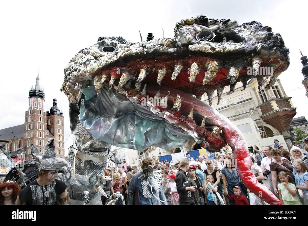 Pologne, Cracovie, marché, caractère du dragon, enregistrer, spectateur, église, Banque D'Images