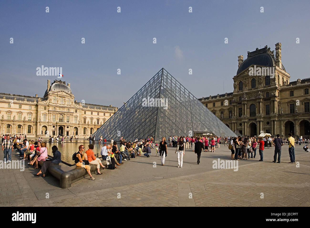 France, Paris, Musée du Louvre, Pyramide de verre vous, fontaine, touristiques, capital, musée, musée du Louvre, Pyramide, verre, acier, palace, de la structure, l'architecture, l'art museum, lieu de destination, d'intérêt, tourisme, personne, Banque D'Images