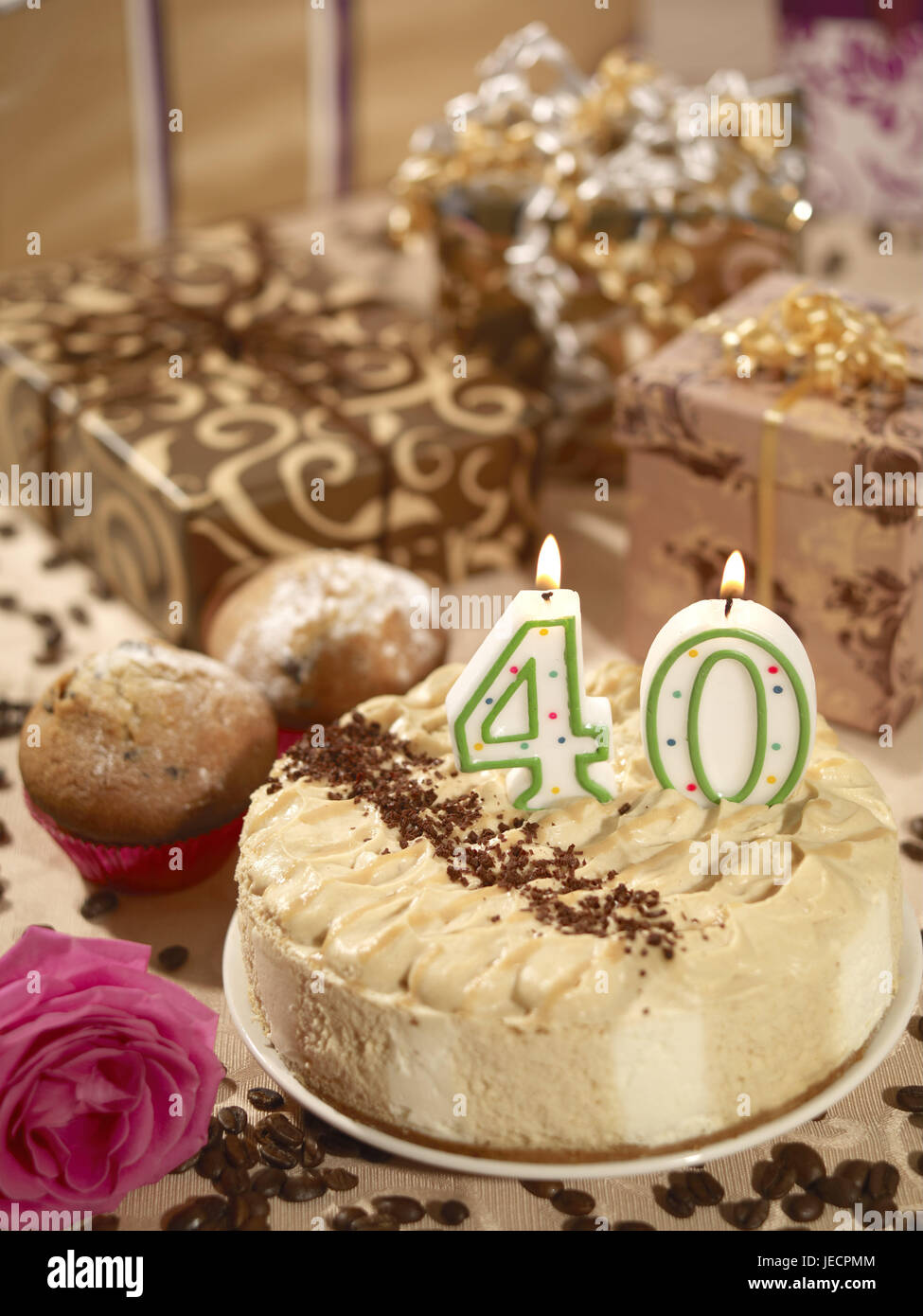 Gâteau d'anniversaire, skyers, 40, présente, muffins, gâteaux d'anniversaire, gâteaux, cake, crème gateau, calorie empire, anniversaire skyers, nombre, brûler, anniversaire, fête, anniversaire, enveloppé, grains de café, de moka, moka haricots, Deko, brown, rose, fleur rose, surprise, quarante, quarantième, Banque D'Images