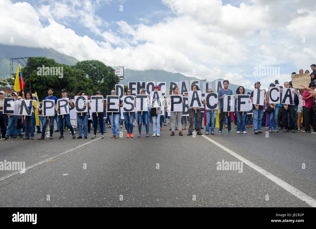 La protestation pacifique par un groupe appelé Dando Letra, qui transporte les messages à tous les partis de l'opposition de mars. L'opposition a fait ce lundi 19 juin, le "t Banque D'Images