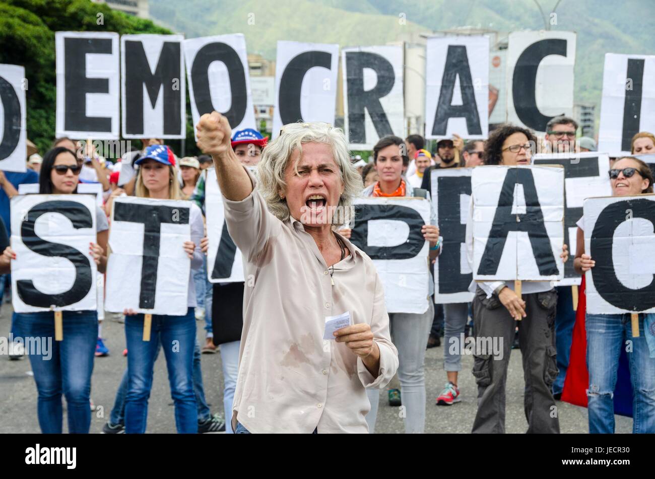 La protestation pacifique par un groupe appelé Dando Letra, qui transporte les messages à tous les partis de l'opposition de mars. L'opposition a fait ce lundi 19 juin, le "t Banque D'Images