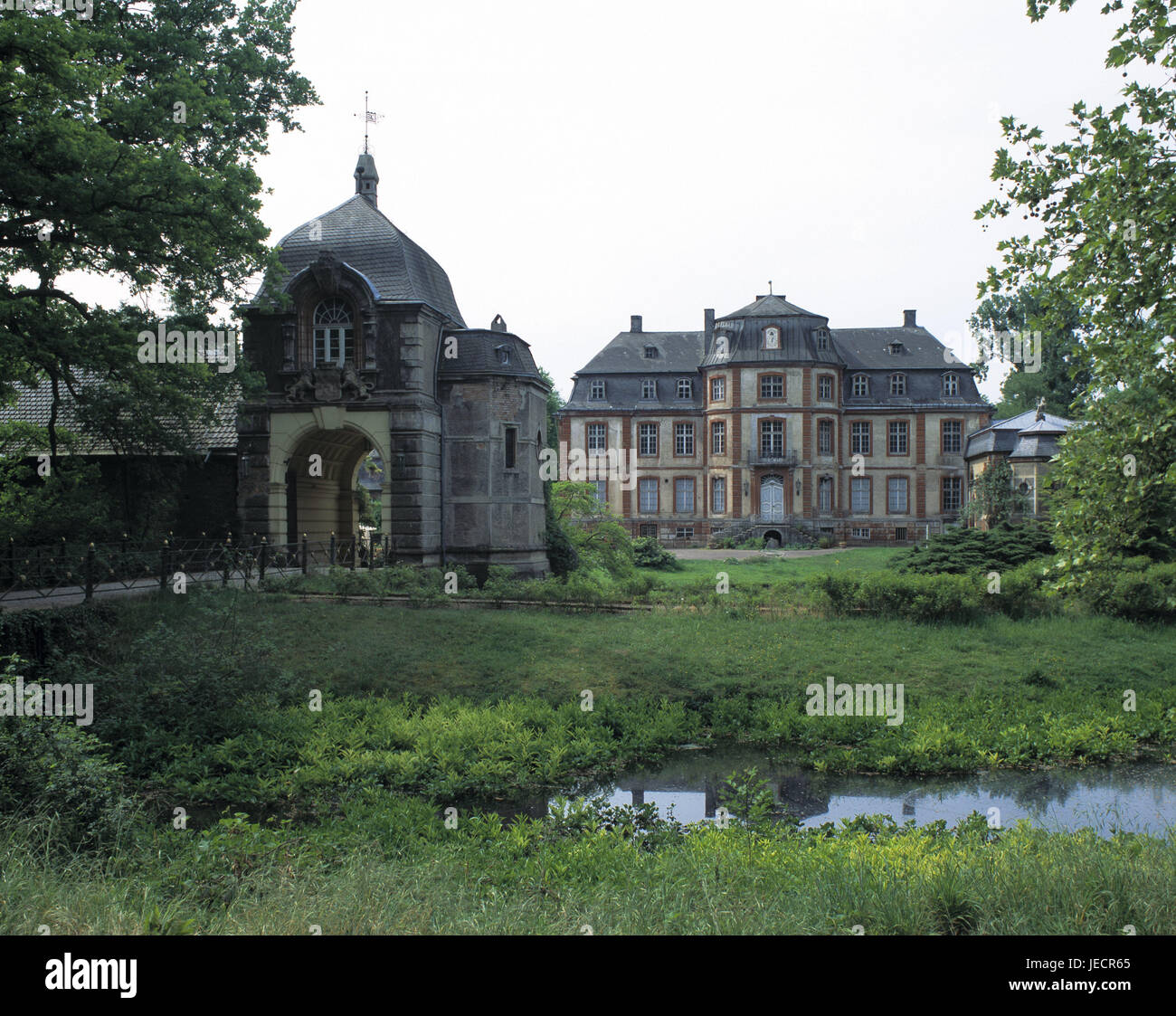 L'Allemagne, en Rhénanie du Nord-Westphalie, Kerpen-Türnich, château à douves Türnich, point d'intérêt, verrouiller, de bâtiment, d'architecture, gate, but Building, Park, de l'eau, tranchée, à l'extérieur, déserte, Banque D'Images