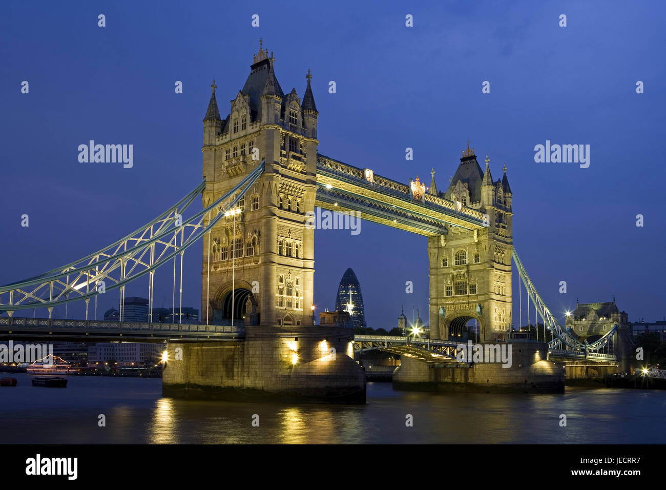 La Grande-Bretagne, l'Angleterre, Londres, la Tamise, le Tower Bridge, l'éclairage, crépuscule, capital, pont, pont-levis, historiquement, en 1886-94, victorien, de style, structure, architecture, la place d'intérêt, vue, destination, tourisme, rivière, navires, voyage en bateau, le soir, Banque D'Images