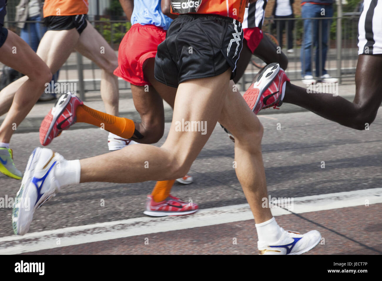 Angleterre, London, Londres, marathon, marathon, marathon de la ville, du sport, de courir, les pieds, les os, groupe, runner, participant, athlète, événements, Banque D'Images