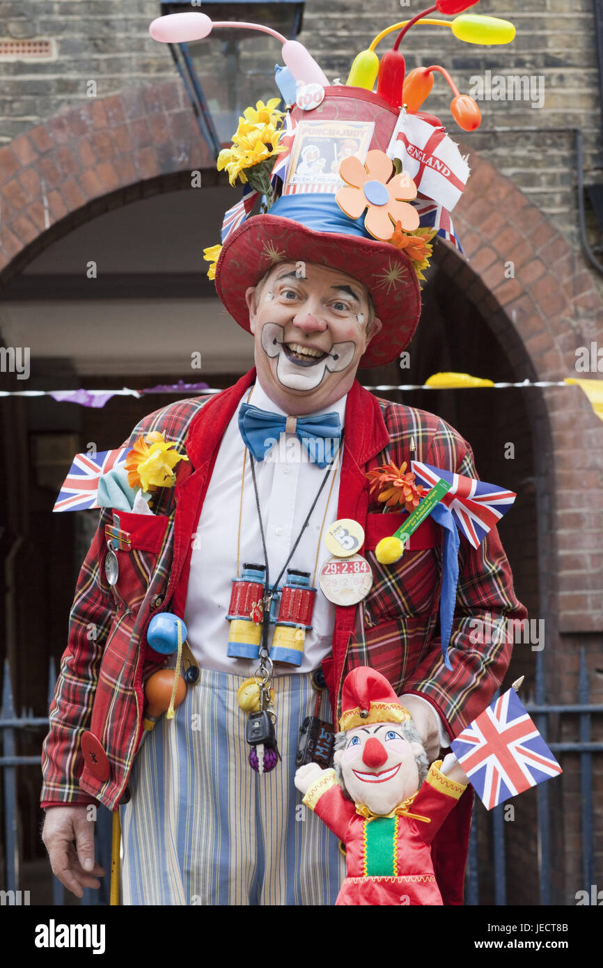 L'Angleterre, Londres, Covent gardiens, artistes de rue, portrait, demi-conversationist, artiste du spectacle, l'affichage de l'appareil photo, panneaux, il y a sourire, composé, les gens, l'homme, clown, de soins, de coiffures, Banque D'Images