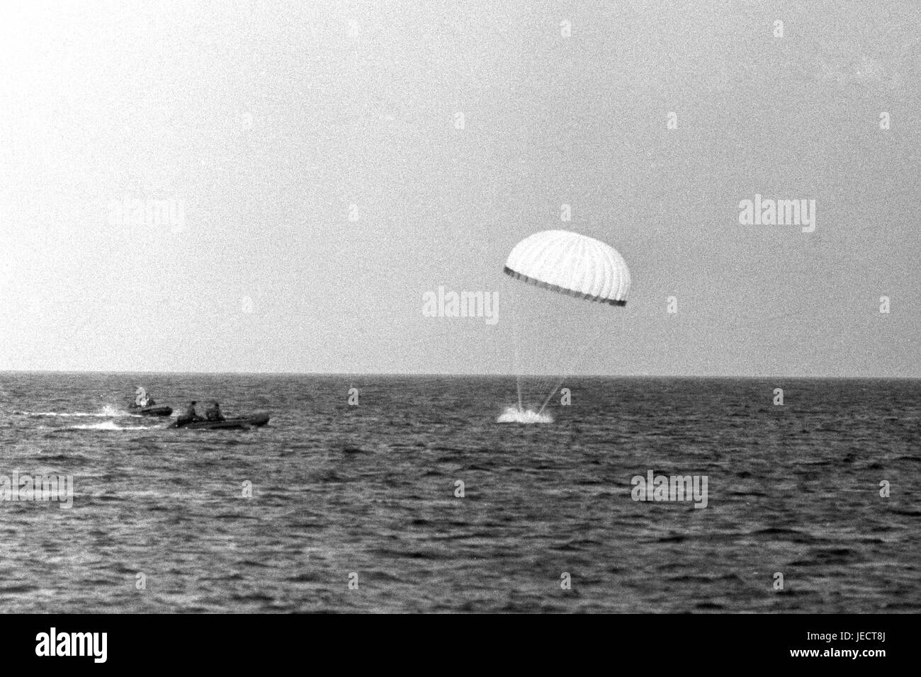Le Prince Charles de parachutisme en éclaboussures dans la Manche, comme un canot et de voies de stand par bateau le chercher à partir de port de Poole. Banque D'Images