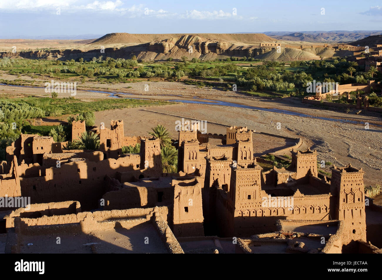Le Maroc, Aït-Ben-Haddou, aperçu local, rivière, paysage, Afrique, Afrique du Nord, l'endroit, Ksar, maisons, mucky méthode de construction, généralement, typiquement pour des pays, mucky maisons, l'architecture, l'architecture, de la végétation, sale à l'extérieur, déserte, point d'intérêt, à l'UNESCO patrimoine culturel mondial, la destination, vue, Banque D'Images