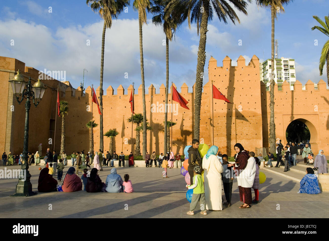 Maroc, Rabat, les murailles de la ville, carré, personne, Afrique, Afrique du Nord, de la ville, partie de la ville, Medina, muraille, l'architecture, de drapeaux, de palmiers, de lanternes, les habitants, touristes, hommes, femmes, enfants, les loisirs, à l'extérieur, de la culture, Banque D'Images