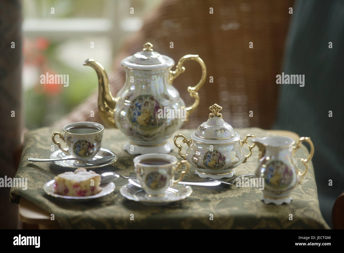 Table, service à thé, table, avec élégance, caps, plats, Chine, porcelaine, noblement, blanc, doré, peint, nostalgie, théière, pot, thé, tasses, deux, l'heure du thé, le thé, sucrier, pot lactée, objet de collection, de gâteaux, de la photographie, de l'objet Banque D'Images