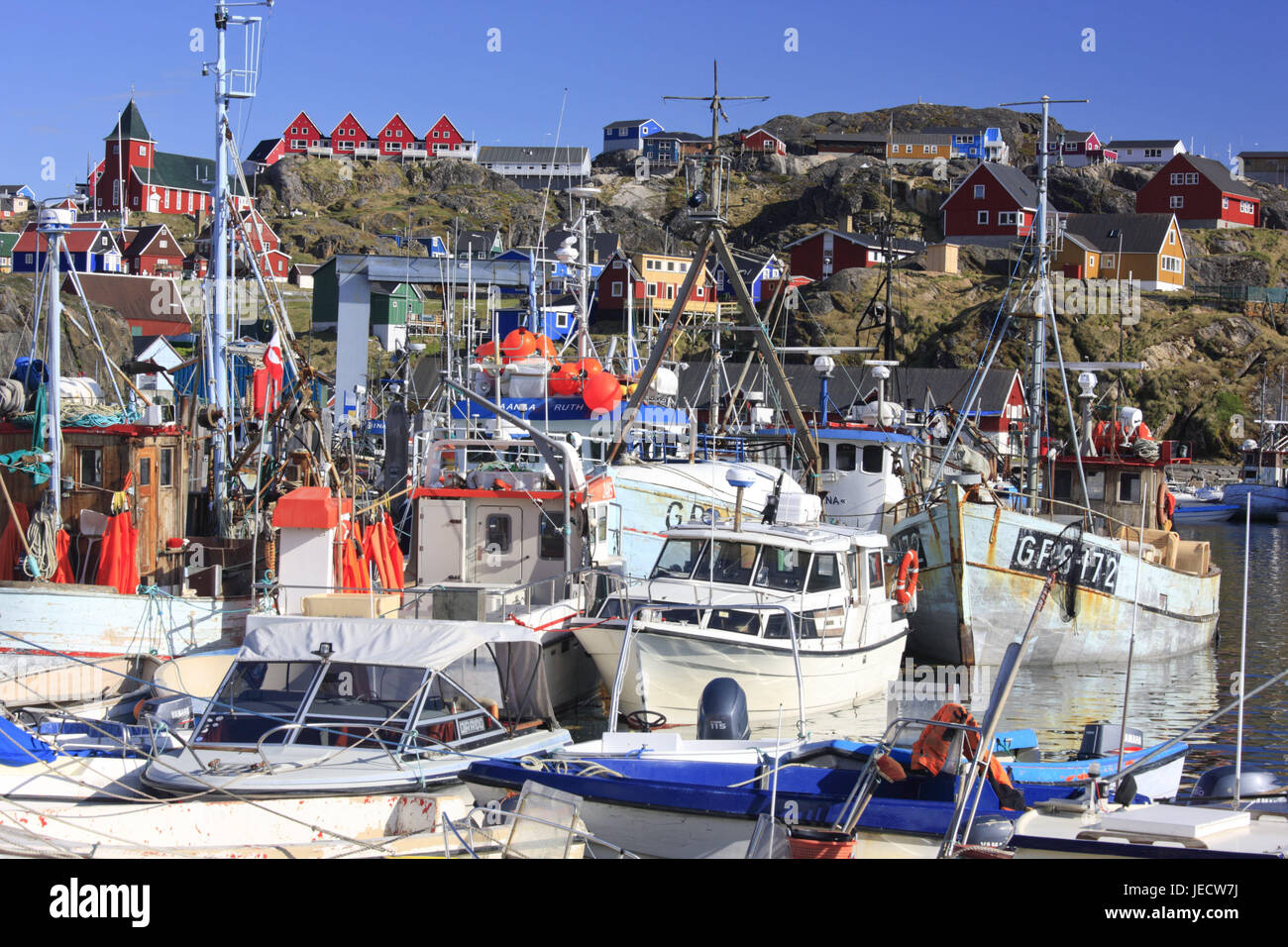 Le Groenland, Sisimiut, vue sur ville, maisons bois, port, bateaux, détail, l'ouest du Groenland, de la ville, destination, bâtiment, architecture, maisons, maisons d'habitation, de la construction à ossature bois façon, déserte, typiquement pour des pays, des rochers, des bateaux de pêche, chalutiers, bateaux de pêche, Banque D'Images