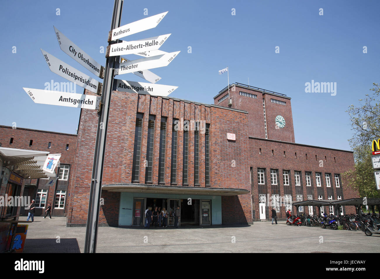 Allemagne, Chambre Haute, Rhénanie du Nord-Westphalie, Willy Brandt square, de la gare, gare parvis, signer, arbre Banque D'Images