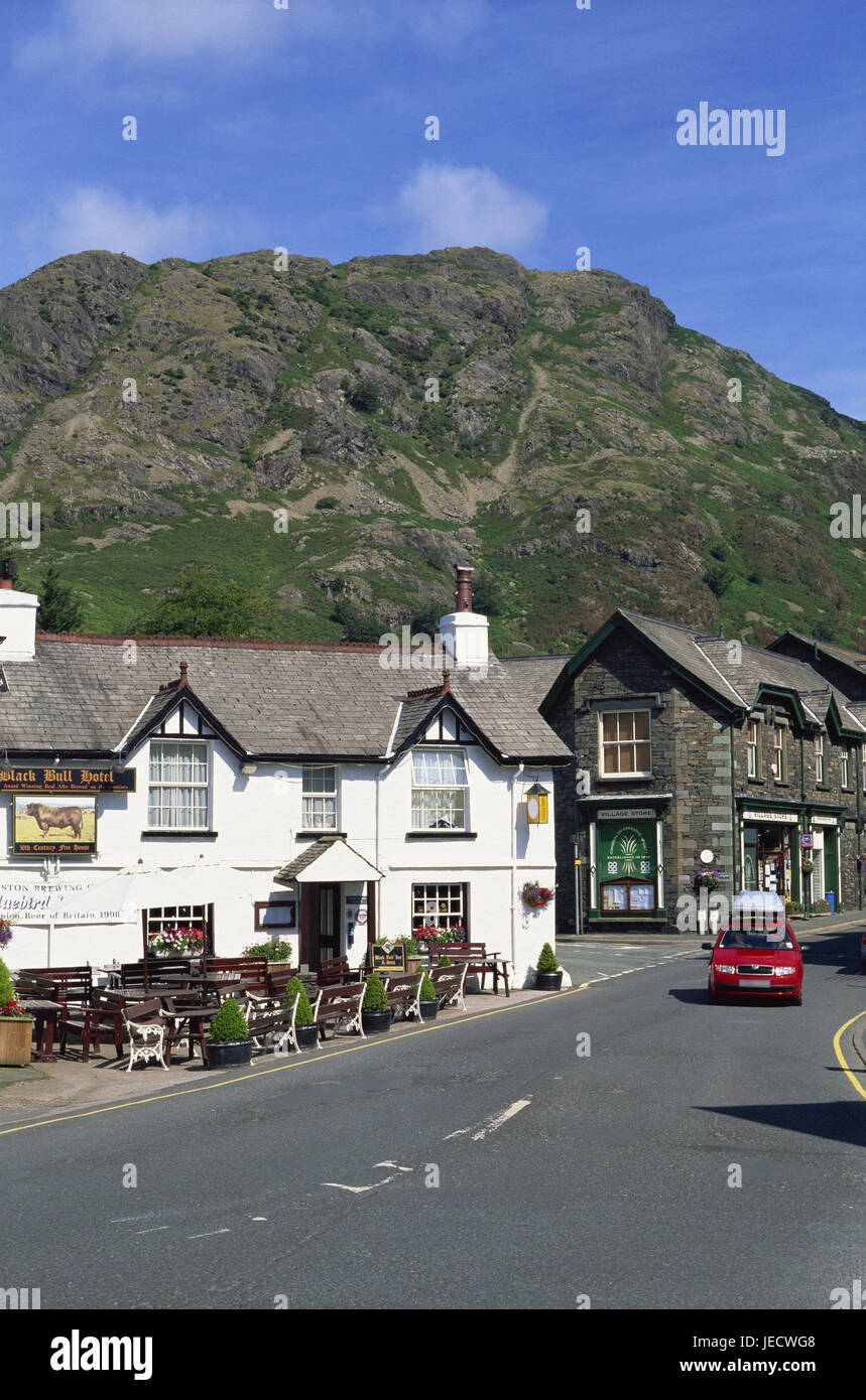 La Grande-Bretagne, l'Angleterre, Cumbria, District de saumure, Coniston, rue, maisons, voiture, l'Europe, le lieu, la destination, le lieu d'intérêts, Dorfstrasse, bâtiment, architecture, gastronomie, bar, hôtel, bar, rue Banque D'Images
