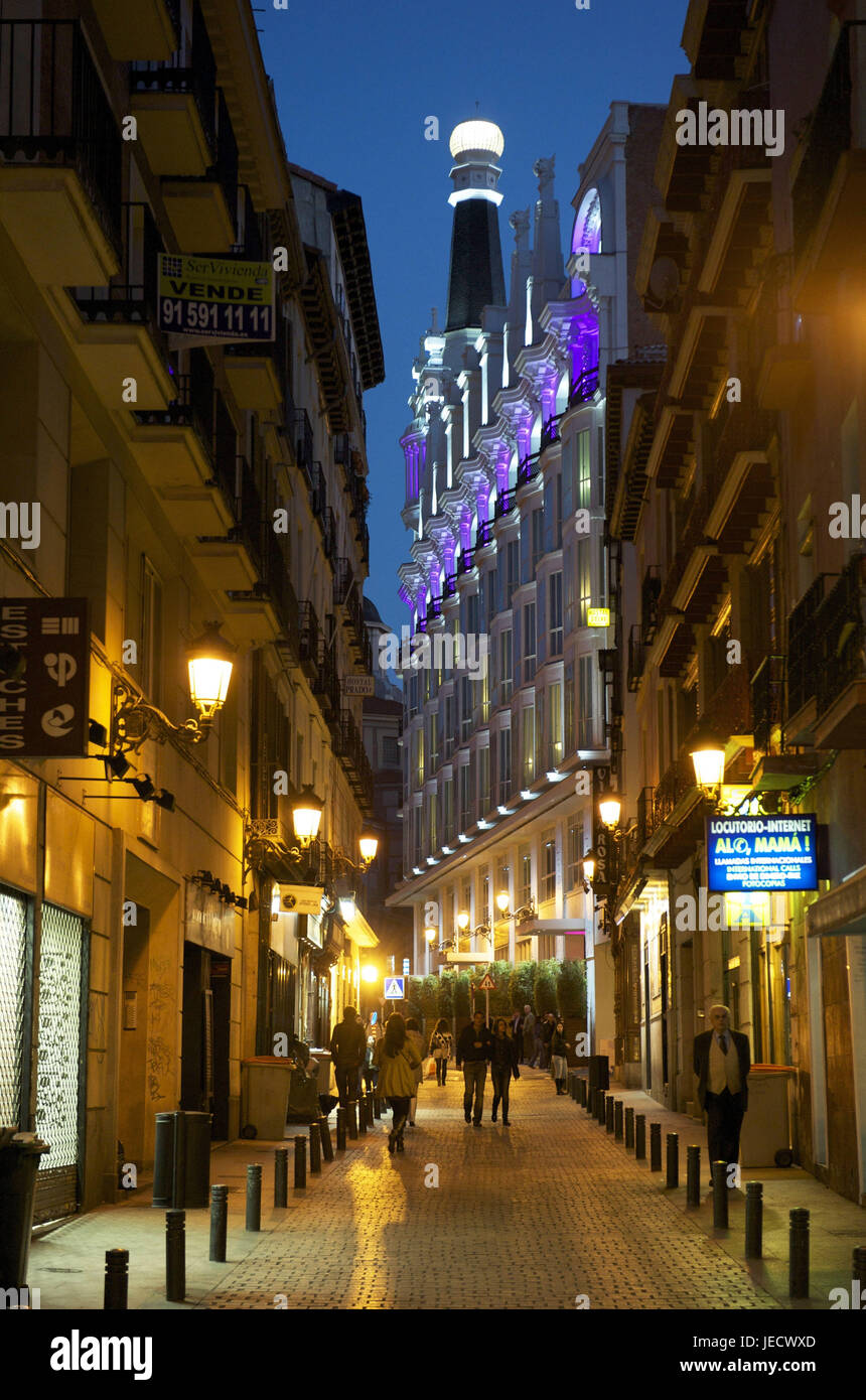 Espagne, Madrid, à appeler de Huertas, Hotel ME Madrid Reina Victoria en arrière-plan, Banque D'Images