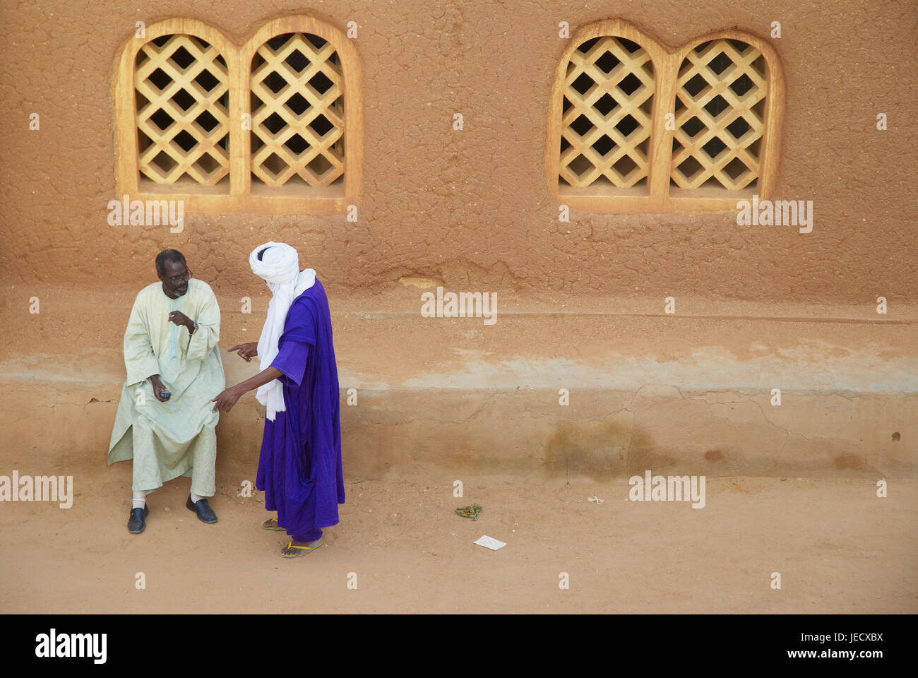 L'Afrique, Niger, Agadez, les hommes devant une mosquée, Banque D'Images