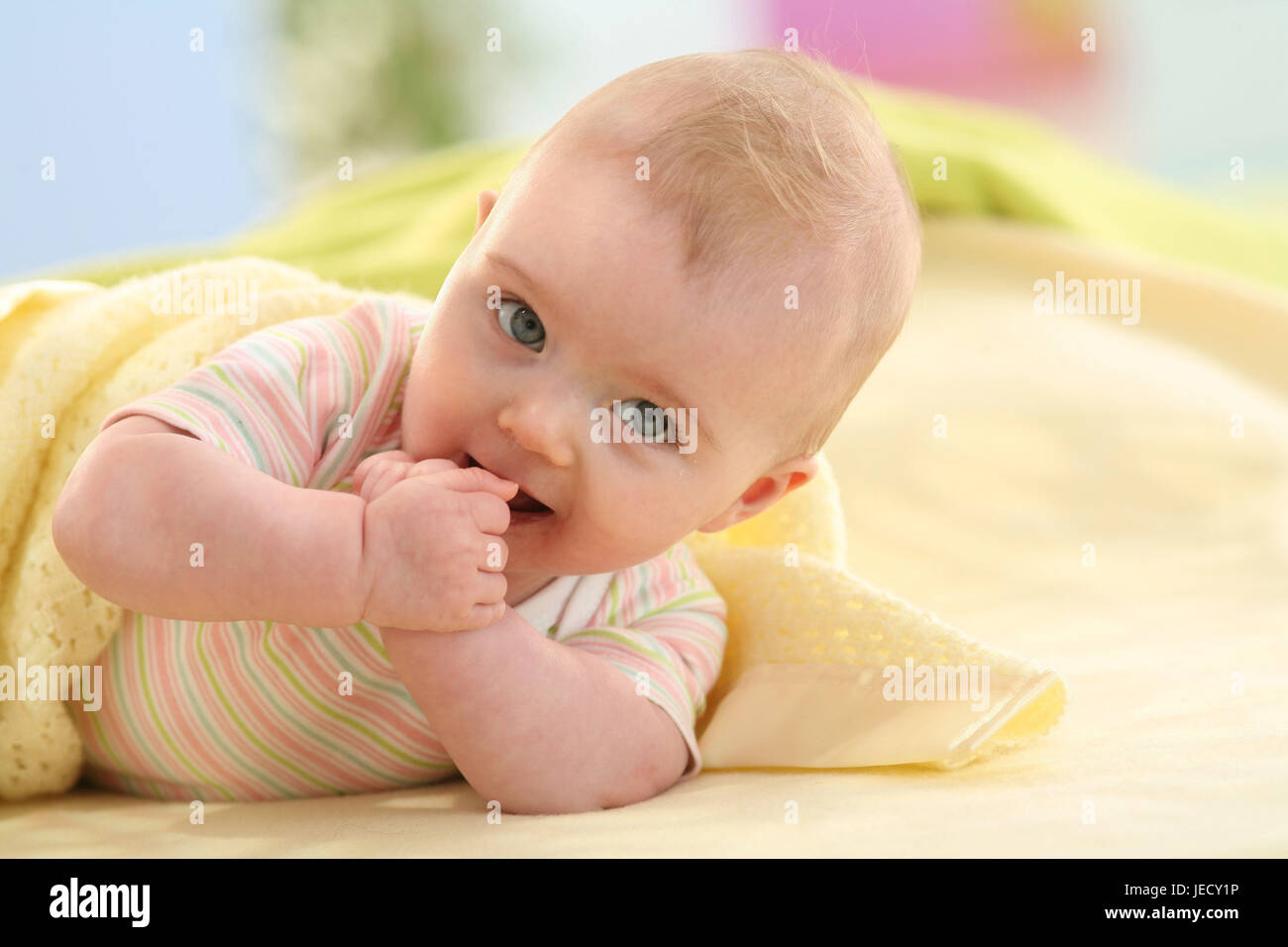 Bébé, 5 mois, demi-tour, les mains dans la bouche, Banque D'Images