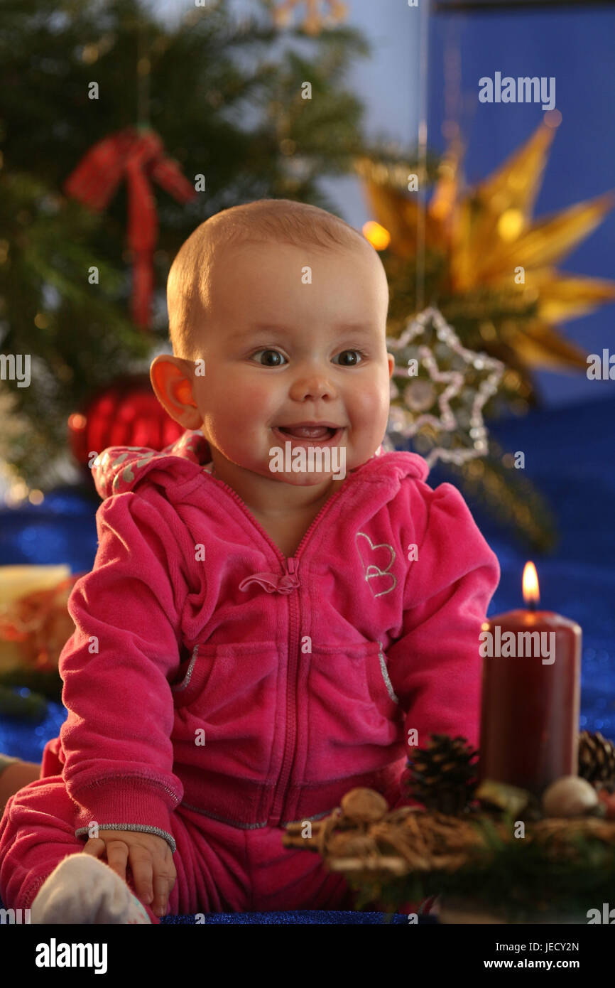 Bébé, 6 mois, s'asseoir, arbre de Noël, skyer, présente, de grands yeux, Banque D'Images