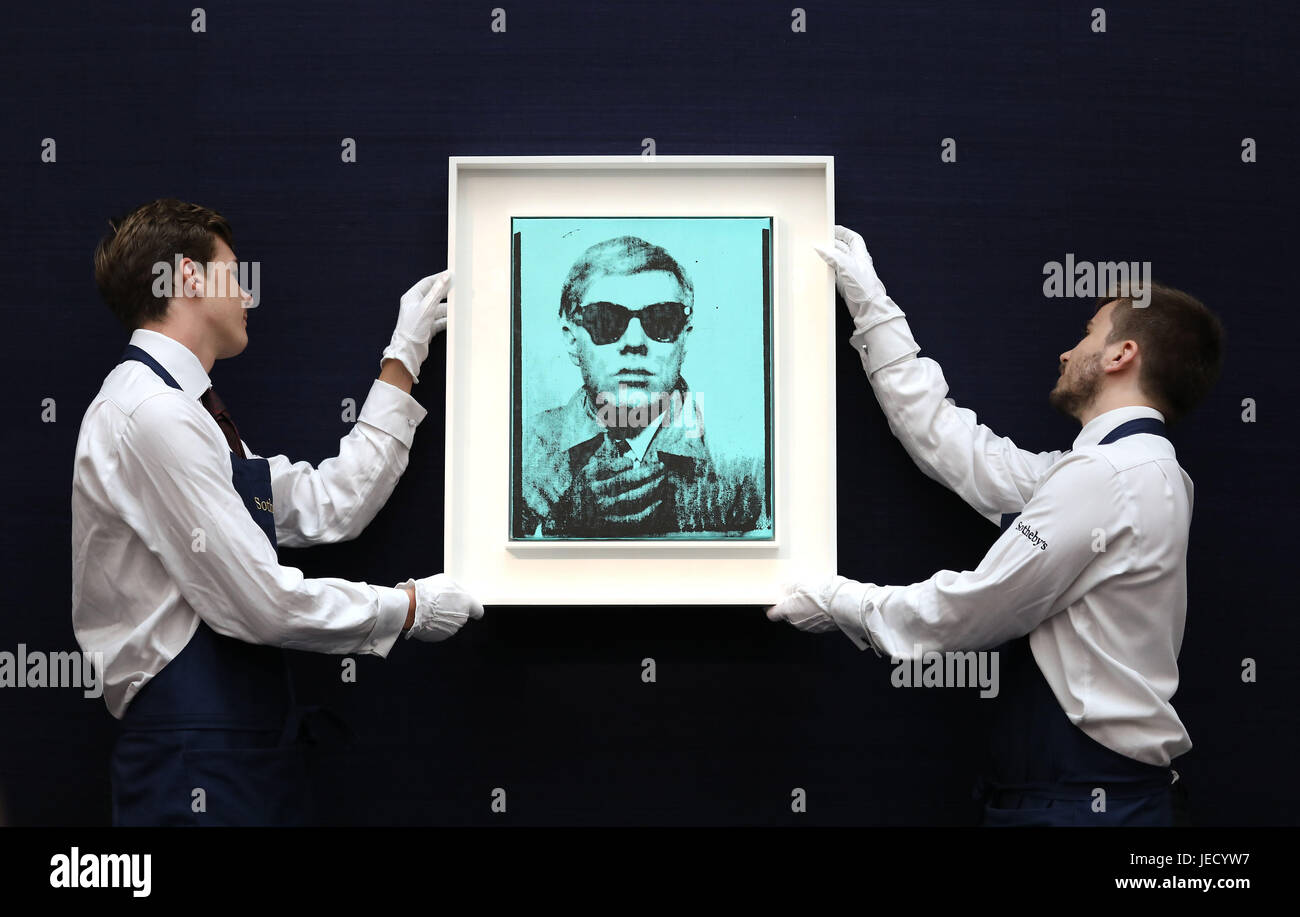 Les gestionnaires d'accrocher l'art "Portrait" par Andy Warhol (estimation : &pound;5 millions - &pound;7 millions) l'une des oeuvres en vente à la Sotheby's Art Contemporain Vente du soir le 28 juin à Londres. Banque D'Images