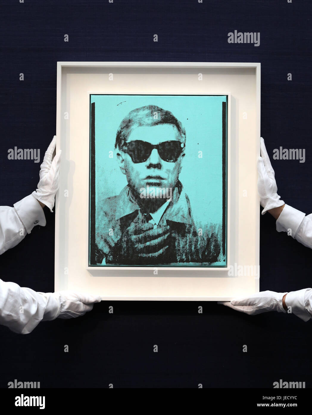 Les gestionnaires d'accrocher l'art "Portrait" par Andy Warhol (estimation : &pound;5 millions - &pound;7 millions) l'une des oeuvres en vente à la Sotheby's Art Contemporain Vente du soir le 28 juin à Londres. Banque D'Images