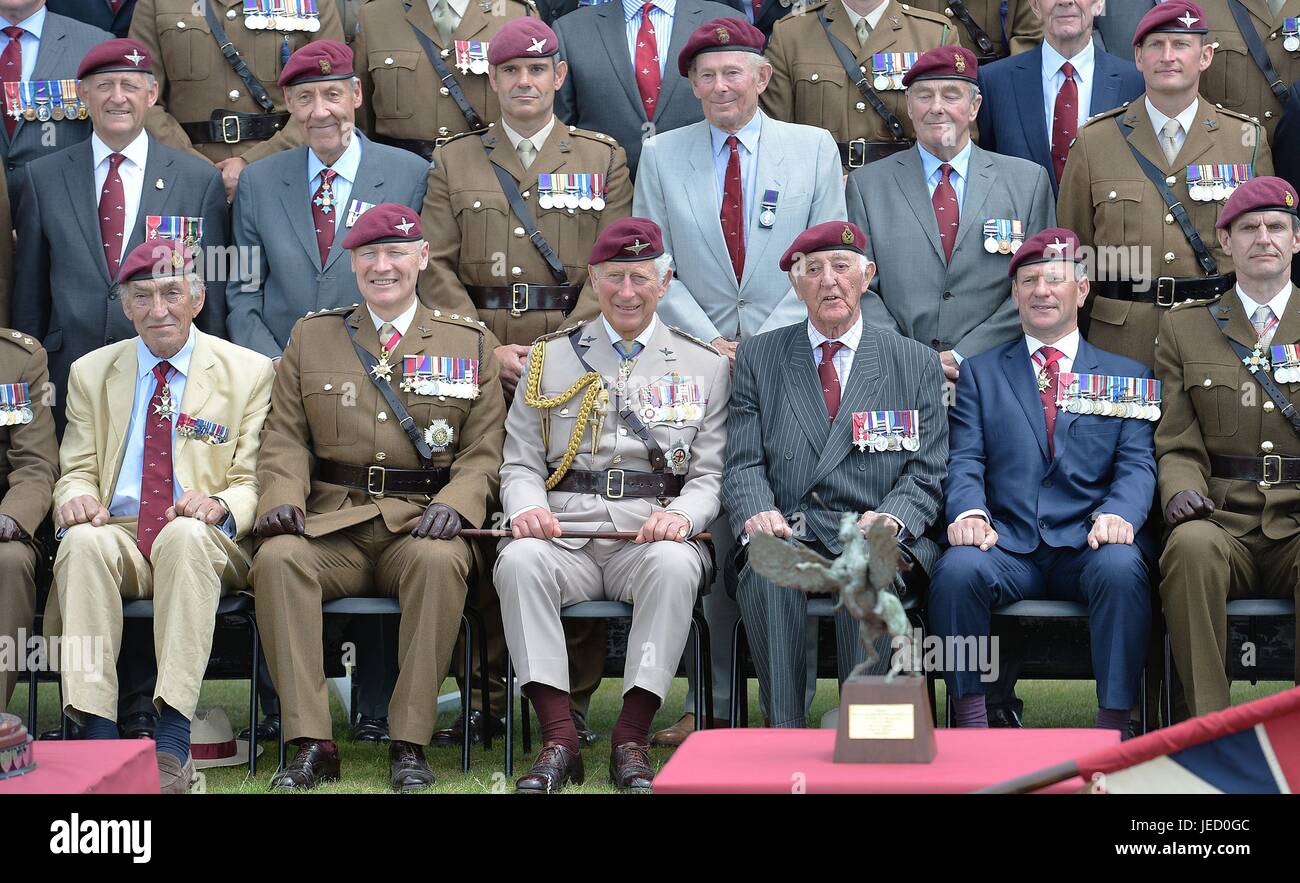 Le Prince de Galles dans une photo de groupe avec le Parachute Regiment au cours d'une visite à la caserne de Merville à Colchester pour regarder des démonstrations de matériel et de parachutistes et d'assister à un défilé pour marquer le 40e anniversaire de sa nomination en tant que colonel en chef du régiment. Banque D'Images