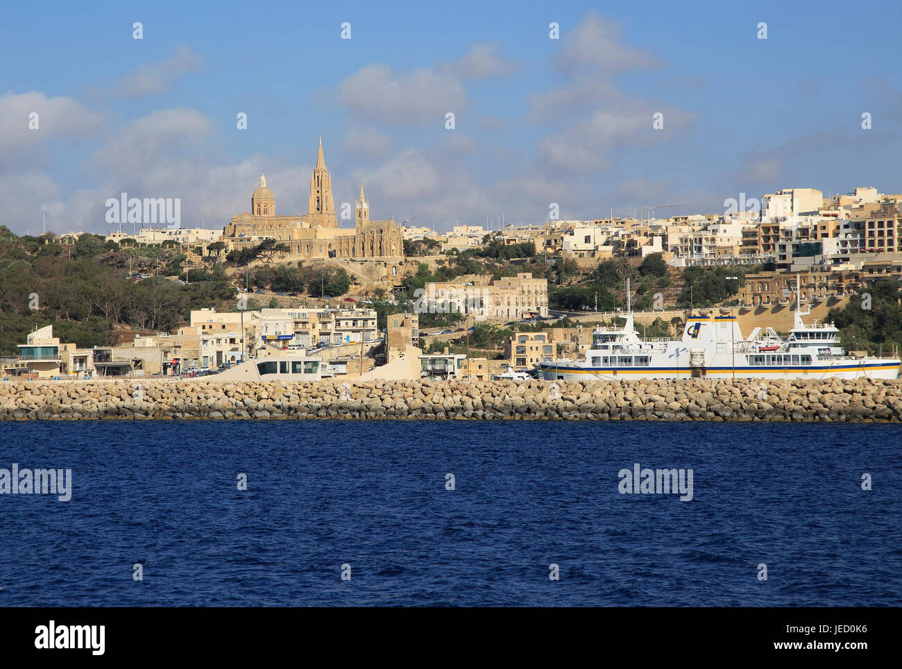 Vue du canal de Gozo ferry ligne navire qui approche de port de Mgarr, Gozo, Malte Banque D'Images