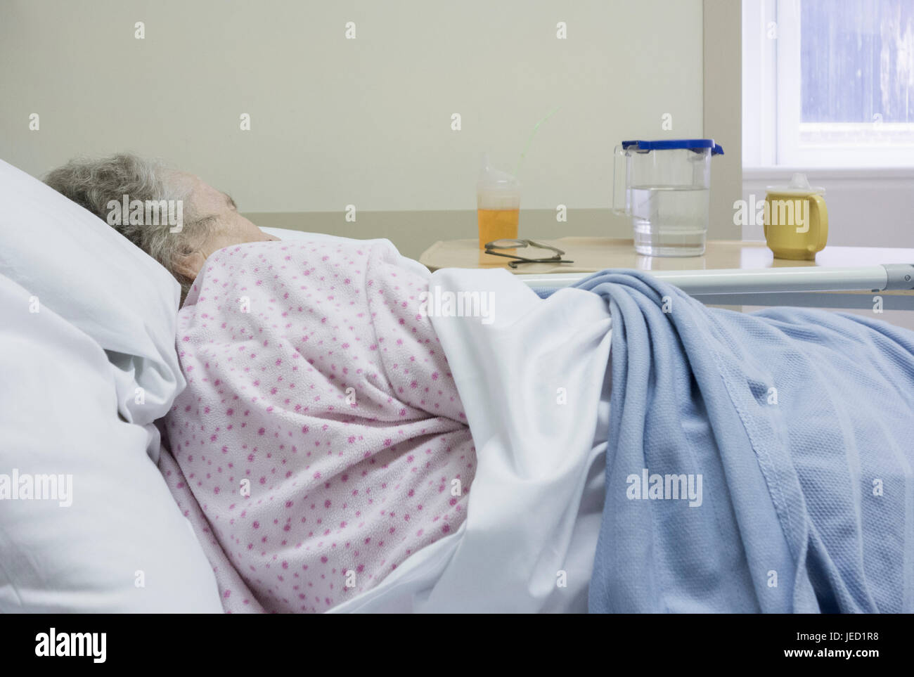 90 ans female patient in hospital bed du NHS en Angleterre. UK Banque D'Images