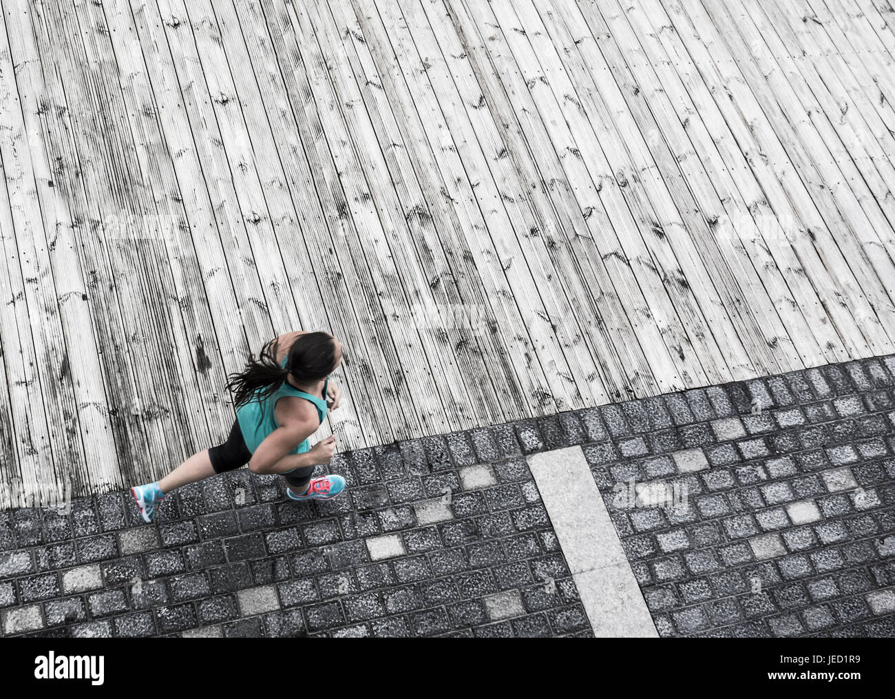 Vue aérienne de female jogger sur la promenade côtière. Banque D'Images