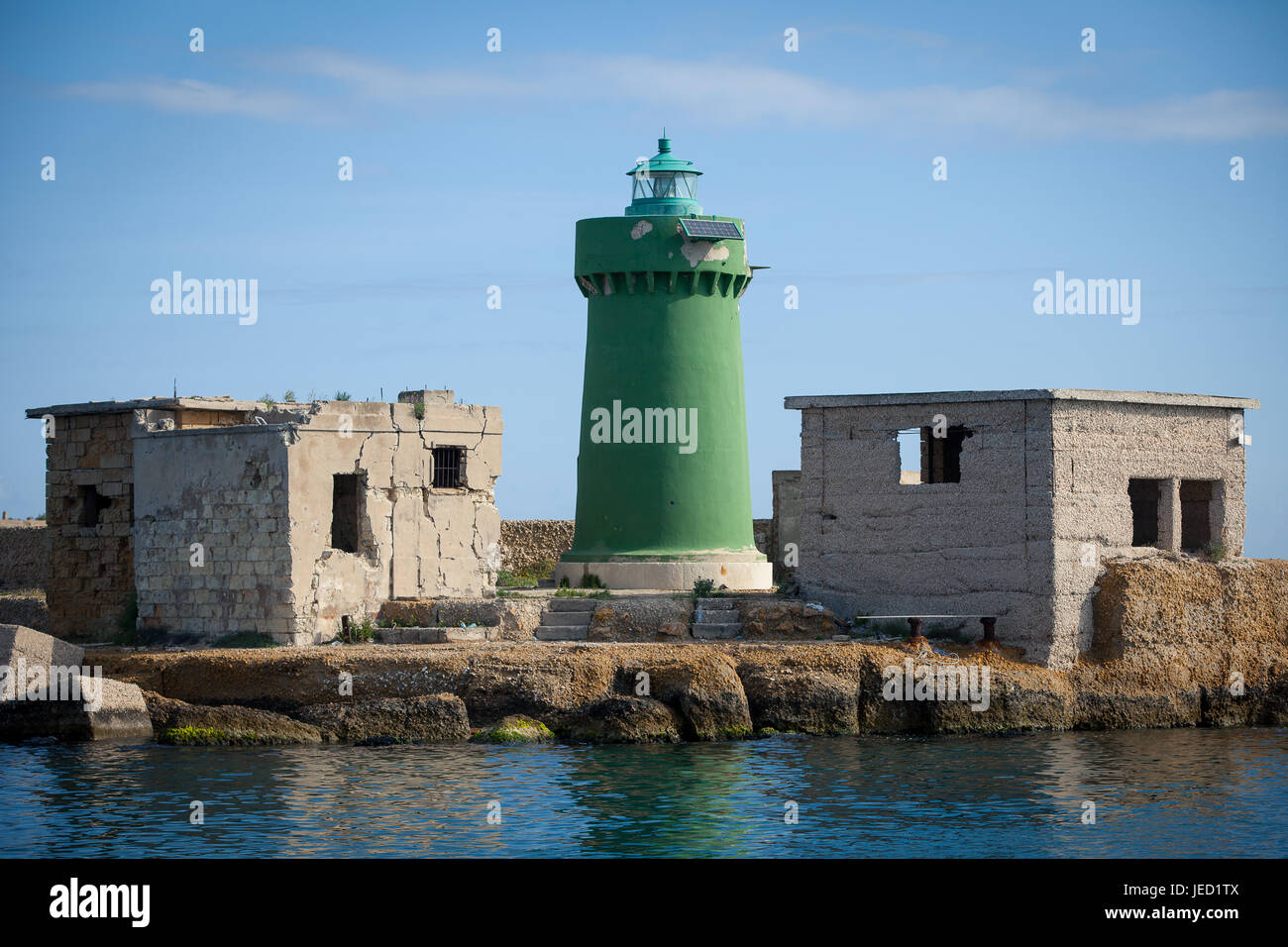 Le phare vert à l'entrée du port, la vue de la mer, Italie Banque D'Images