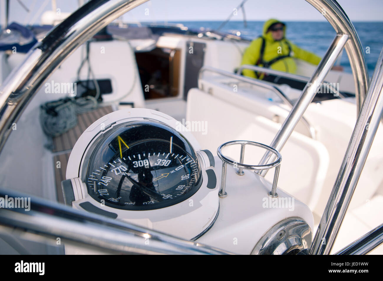 Close up de compas nautique sur yacht, dans l'arrière-plan un marin Banque D'Images