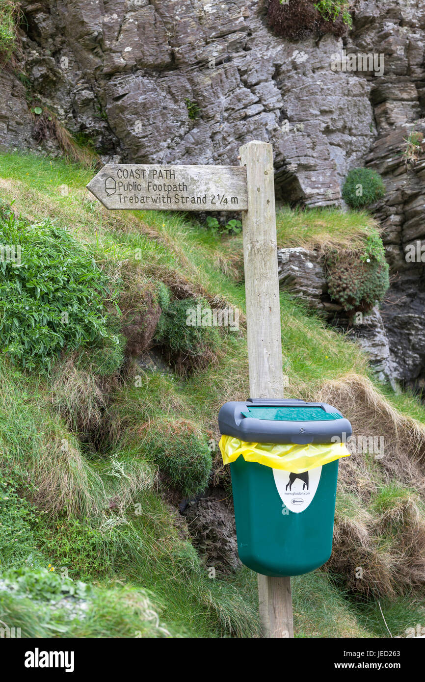 Coast Path sentier public trebar avec strand sign corbeille signalisation Banque D'Images