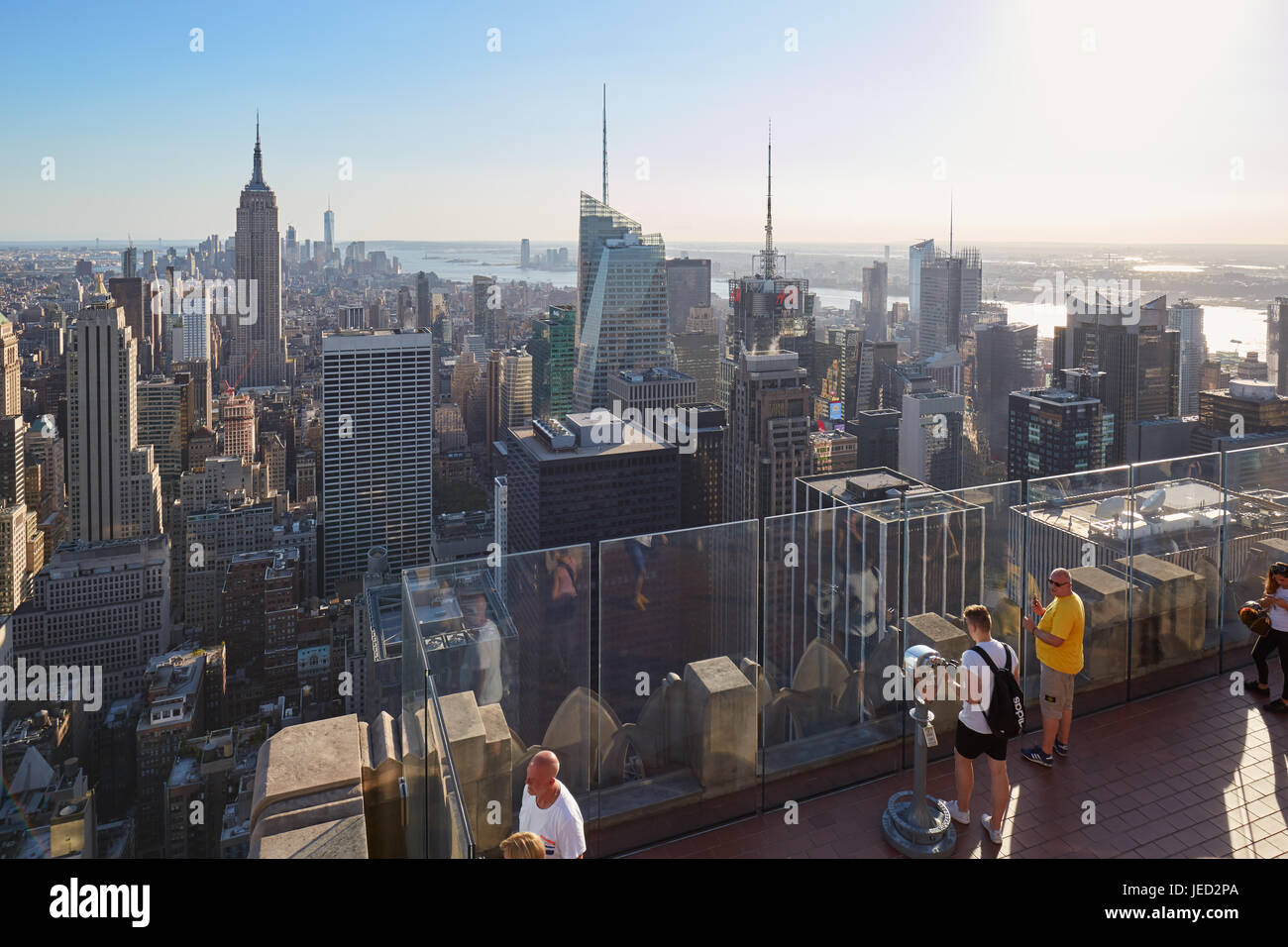Rockefeller Center plate-forme d'observation avec des gens, de la ville et vue sur l'horizon d'une journée ensoleillée à New York Banque D'Images
