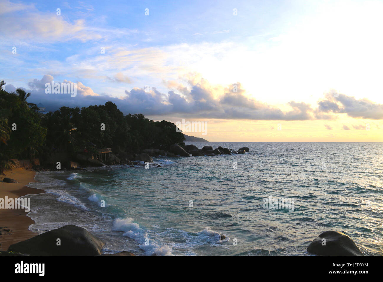 Coucher du soleil pâle tombe doucement sur Mahe beach Banque D'Images