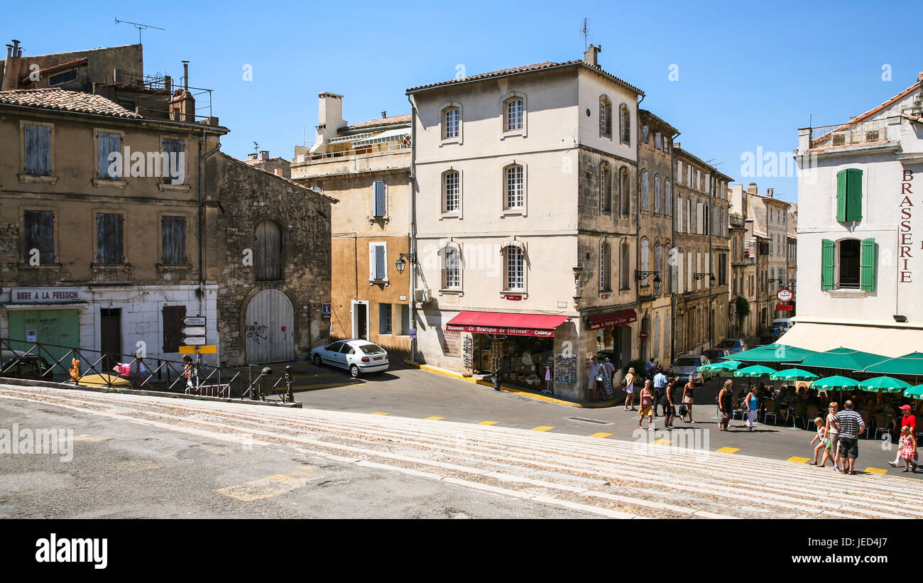 ARLES, FRANCE - Le 9 juillet 2008 : les touristes près d'une boutique sur place des arènes d'Arles ville. Arles est la ville ancienne, située dans le sud de la France en Banque D'Images