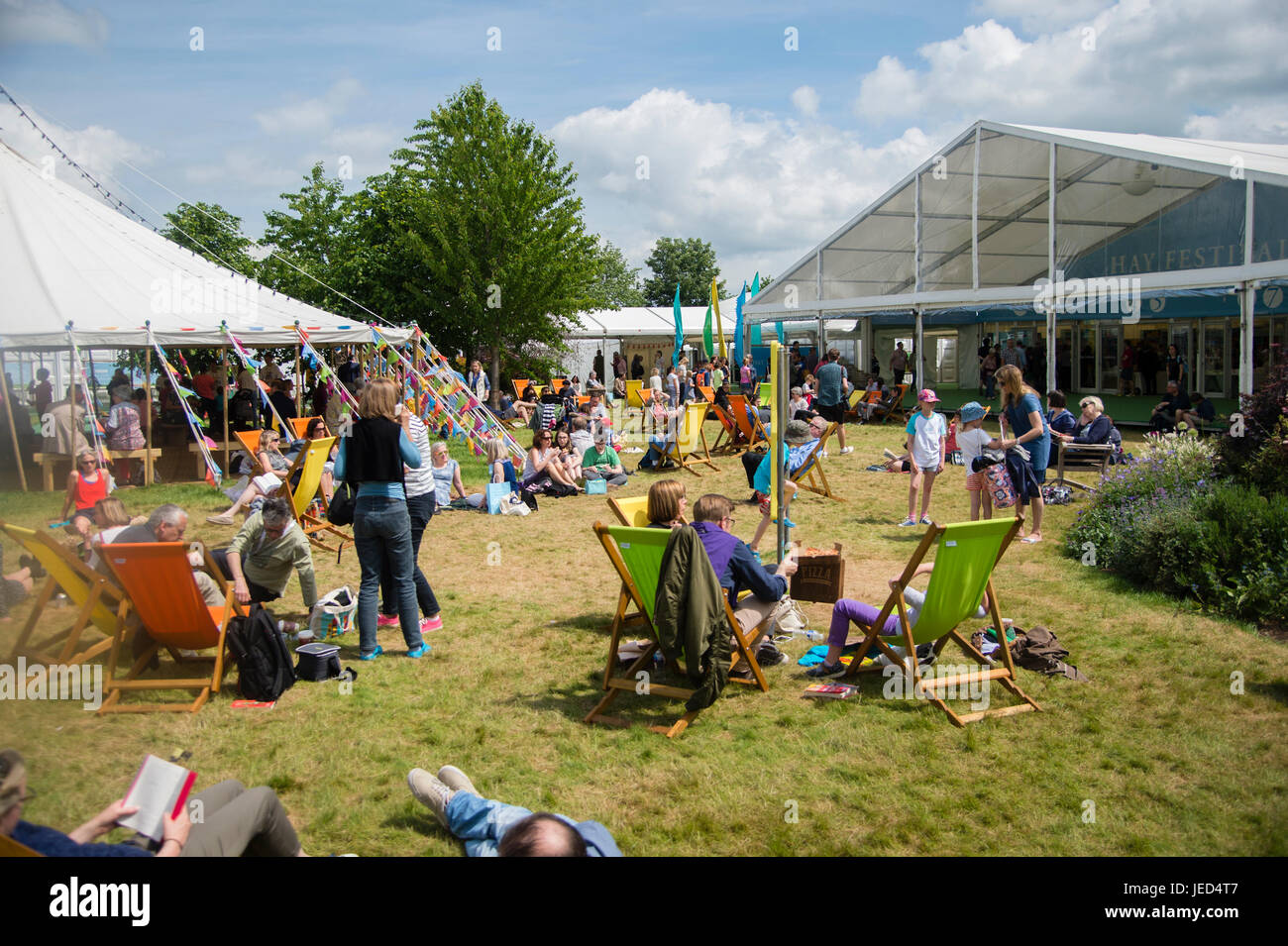Vues générales de visiteurs profiter de la lecture de livres dans les chauds rayons du soleil à l'Hay Festival 2017 de la littérature et les arts, Hay-on-Wye, au Pays de Galles UK Banque D'Images