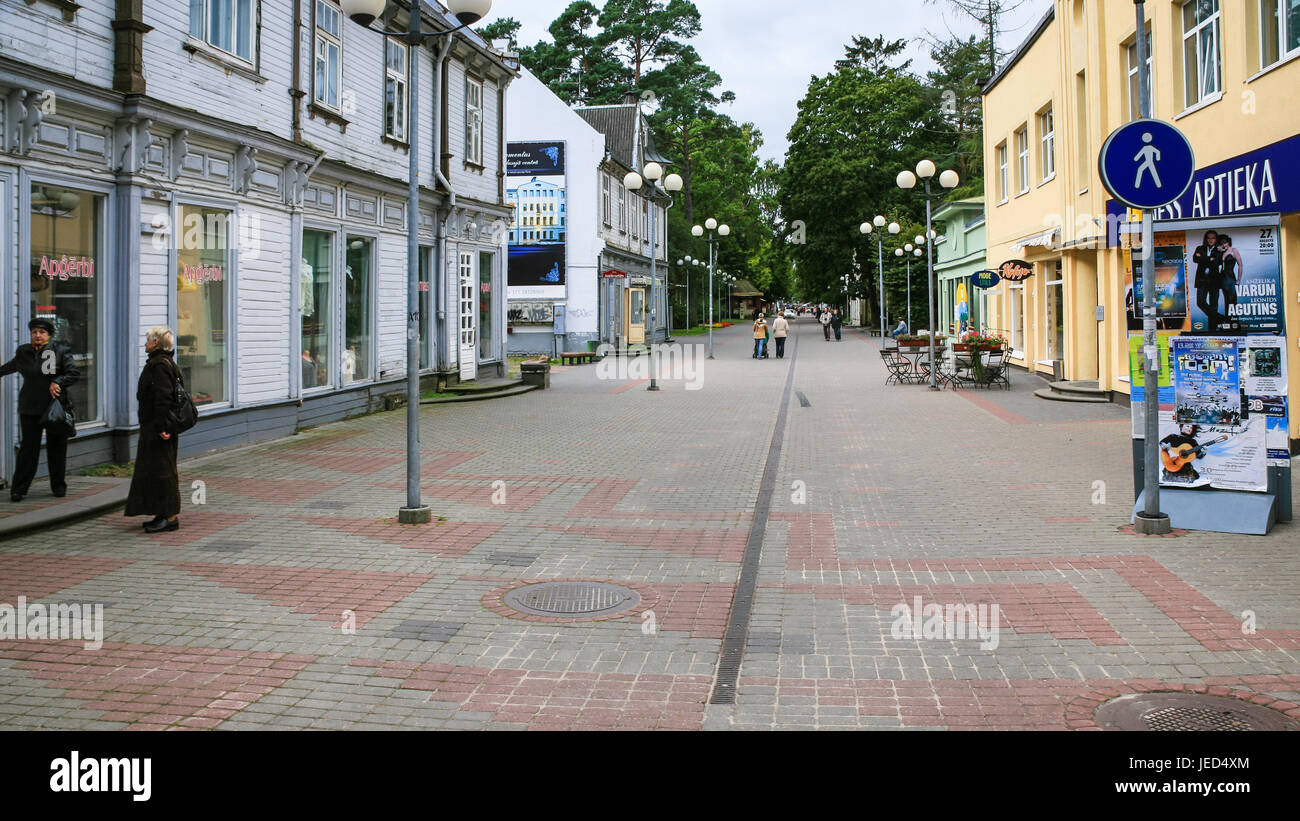 JURMALA, LETTONIE - 13 septembre 2008 : les gens sur la rue Jomas iela en automne. Jurmala est station balnéaire qui s'étend sur 32 km de la côte du golfe de Riga Banque D'Images